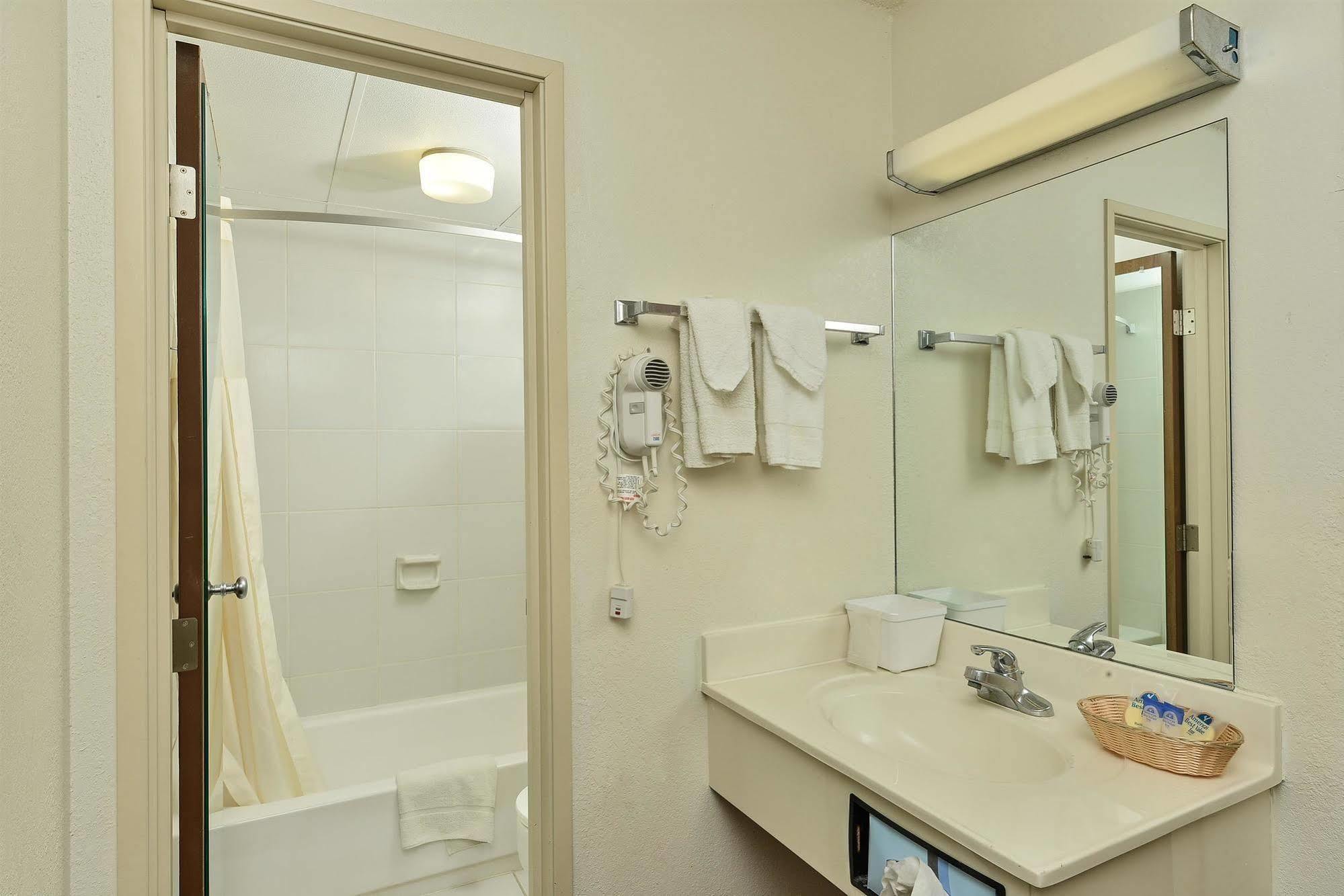 Americas Best Value Inn - โอมาฮา ภายนอก รูปภาพ